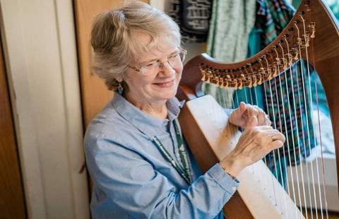 Read the article 'The healing benefits of a harp'